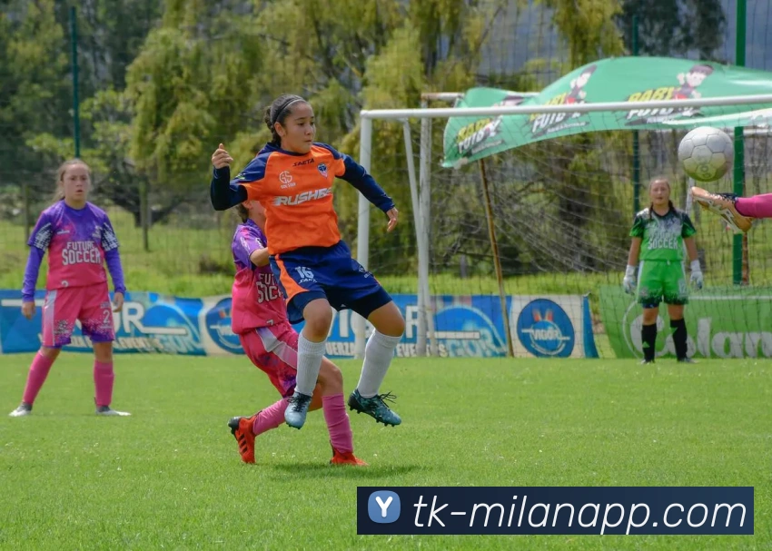 在绿茵场上追逐梦想却因伤痛而泪流满面的足球故事